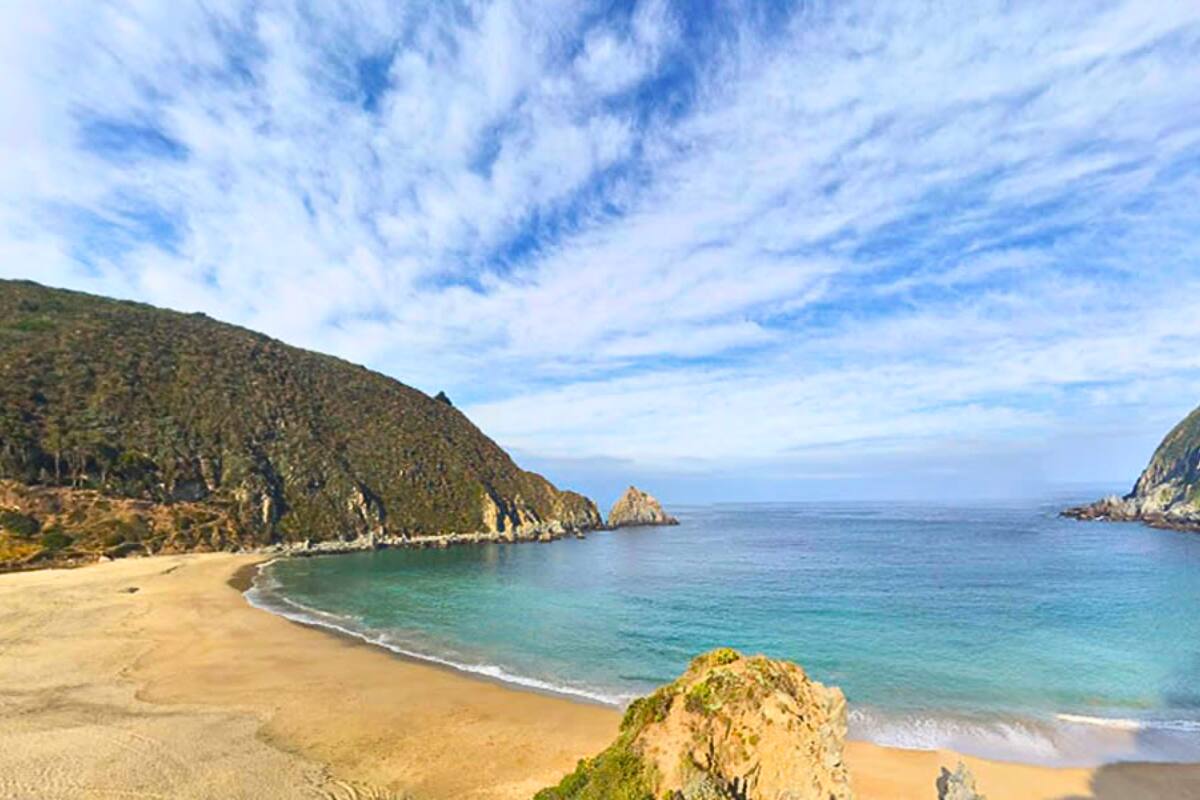 Esta playa considera diferentes atractivos, entre ellos, acantilados, arenas blancas y aguas turquesas.