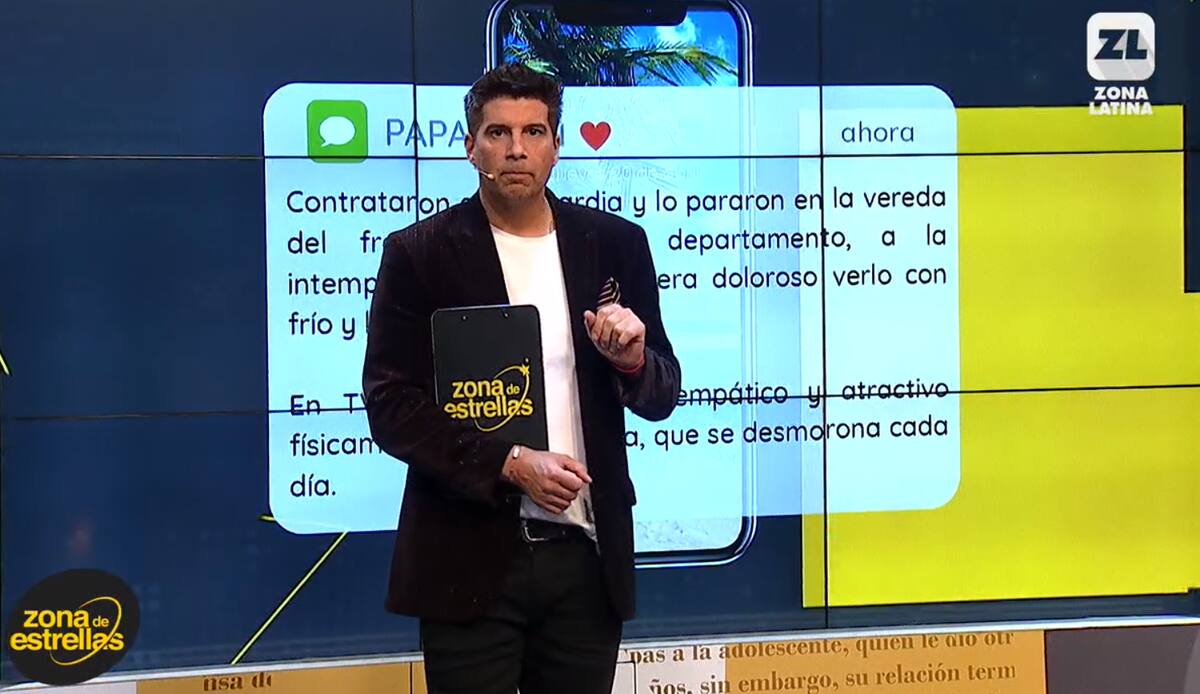 Mario Velasco mostrando los mensajes de los vecinos de Parived.