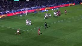 VIDEO | ¡Casi fue lateral! El bochornoso tiro libre que se vio en el fútbol argentino