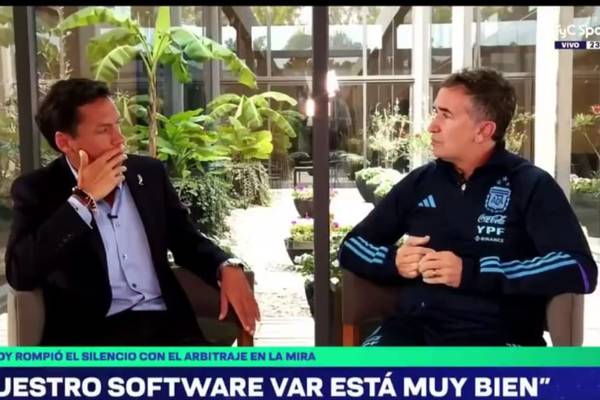 VIDEO | Periodista argentino aseguró que el VAR funciona mejor en Chile: jefe de los árbitros lo dejó callado