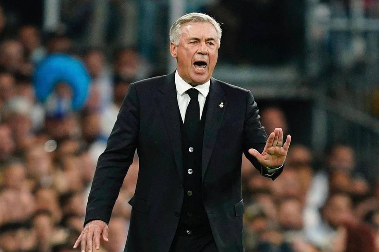 El entrenador Carlo Ancelotti dando instrucciones en el Real Madrid.