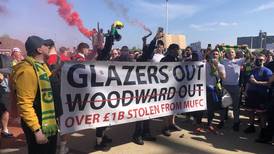 FOTOS: Hinchas del Manchester United protestaron fuera del estadio contra los dueños