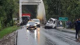 Fatal accidente en Valdivia: Conductor murió tras choque entre dos camiones en Puente Santo Domingo