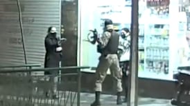 VIDEO | Irán: hombre golpea a una mujer en la calle por no llevar su velo musulmán