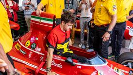 VIDEO | ¡No puede ser! Charles Leclerc chocó histórico coche de Fórmula 1 de Niki Lauda