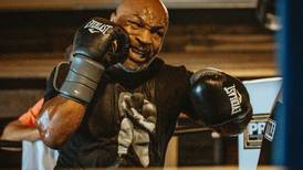 VIDEO | Mike Tyson perdió el control y golpeó a pasajero que lo venía molestando en avión