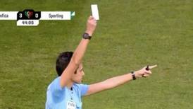 VIDEO | Historia pura: en Portugal sacaron la primera tarjeta blanca en el fútbol profesional