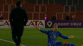 VIDEO "Se desubicó": DT de Vélez generó la polémica al derribar a un jugador rival para cortar una jugada