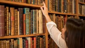 Retiran más de 60 mil libros desde varias bibliotecas tras encontrar ejemplares contaminados con arsénico