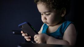 ¿A qué edad reciben su primer celular y cuáles son las redes que más visitan los niños en Chile?