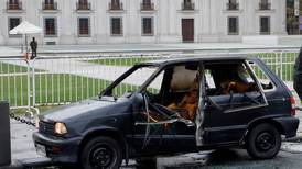VIDEO | Vehículo explotó frente al Palacio de La Moneda: Conductor continúa en riesgo vital