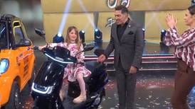 VIDEO | "Agárrala, agárrala": Niña aceleró una moto en programa en vivo y casi se le fue de las manos