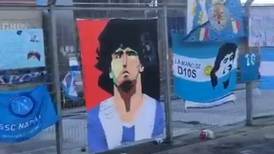 [VIDEO] Es un templo: Así luce el estadio del Napoli a casi una semana de la muerte de Diego Maradona