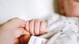 Le pusieron 18 nombres: padres llevan años intentando obtener el acta de nacimiento de su hijo