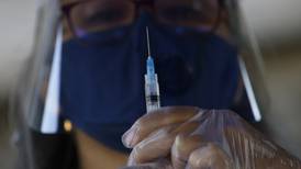 Mujer recibe vacuna Sinovac cuando le correspondía la segunda dosis de Pfizer