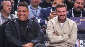 VIDEO | ¿Competencia de comer cabritas? Ronaldo y David Beckham compartieron en el All-Star de la NBA