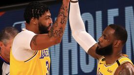 Los Lakers de LeBron James consiguieron agónica victoria ante Clippers en el reinicio de la NBA