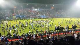 Para no creer: Batalla campal en partido de fútbol de Indonesia termina con 127 fallecidos