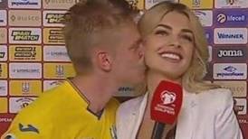 Zinchenko imitó a Casillas y le dio un beso a su novia periodista en plena entrevista