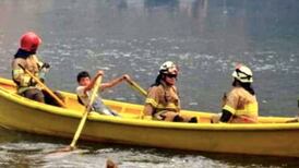 Niño de 13 años es aplaudido por ayudar a trasladar a Bomberos en una barcaza por el río Futa