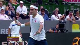 ¡Genio!: Federer posa para una foto en pleno partido