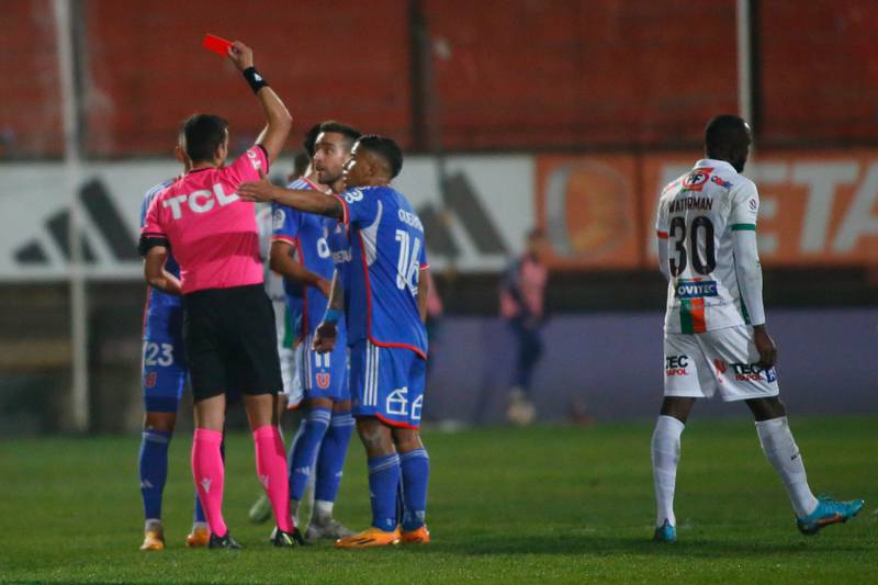 Darío Osorio es expulsado en el partido ante Cobresal.