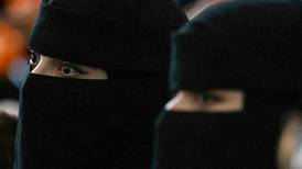 Régimen talibán: prohíben que hombres se mezclen con mujeres en las aulas universitarias