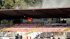 Alerta: peligroso incendio afecta a estadio del fútbol chileno