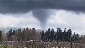 VIDEO | ¿Tornado en Chile? Fuertes vientos causan daños en bencinera y paneles solares de Peralillo