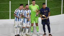 FOTO | El gesto obsceno de Emiliano "Dibu" Martínez en la premiación de Argentina en la final del Mundial Qatar 2022