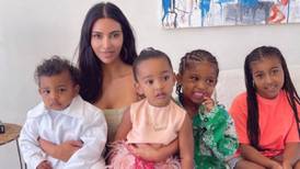 Critican a Kim Kardashian por contratar a pianista ganador del Grammy para que despierte a sus hijos