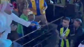 VIDEO | Una locura: ofuscado hincha del Al-Ittihad terminó agarrando a latigazos a un jugador