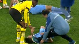 VIDEO | Insólito: asistente corrió en auxilio de jugador lesionado en la Bundesliga y le dio una patada en la cabeza