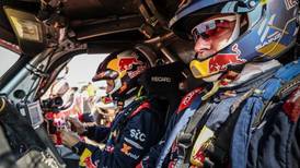 [VIDEO] Carlos Sainz celebró su podio en el Dakar haciendo el trompo... ¡Con su auto!
