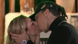 Así fue el primer beso entre Daniela Castro y Uriel Romero en “Tierra Brava”
