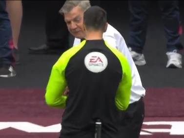 VIDEO | Terminó en risas: entrenador de la Premier League intentó “sobornar” a un árbitro en pleno partido