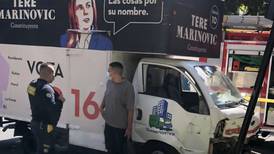 Camión de campaña de Tere Marinovic protagonizó choque: intentaron tapar propaganda