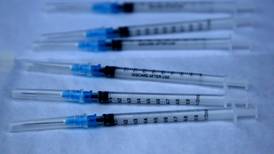 Minsal amplía vacunación anual contra el Covid-19 para mayores de 12 años