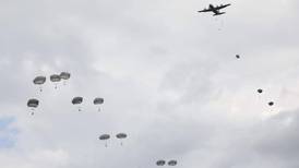 VIDEO | Soldado sobrevivió luego de saltar de un helicóptero: su paracaídas no se abrió