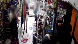 VIDEO | Mujer se defendió con un zapallo de violento asalto en un minimarket de Coronel