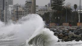 VIDEO | Fuertes vientos y marejadas se registran en Valparaíso por sistema frontal