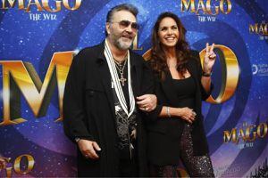 Lucero y Manuel Mijares apoyan a su hija, Lucerito, en el estreno de la obra El Mago de Oz (The Wiz)