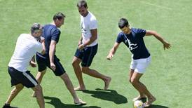 VIDEO | Es bueno para la pelota también: Novak Djokovic sorprendió con lujito en partido de fútbol