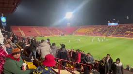 VIDEO | Vergonzoso: hinchas de Unión Española Intentaron agredir a las esposas de varios jugadores de la UC en las tribunas
