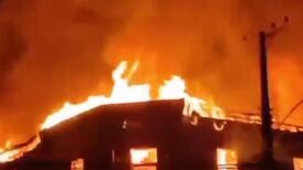 VIDEO | Incendio destruye 20 locales comerciales en Limache 
