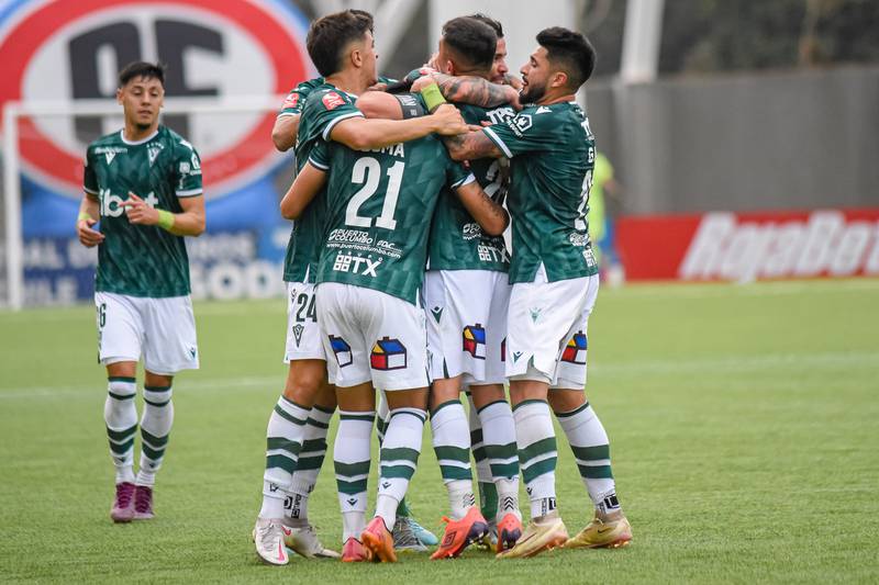 Los jugadores de Santiago Wanderers se abrazan tras anotar un gol ante San Marcos de Arica, en el estadio Nicolás Chahuán de La Calera.