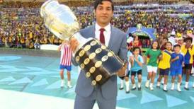 Se robó todas las miradas: Matías Fernández fue el encargado de entregar trofeo de Copa América